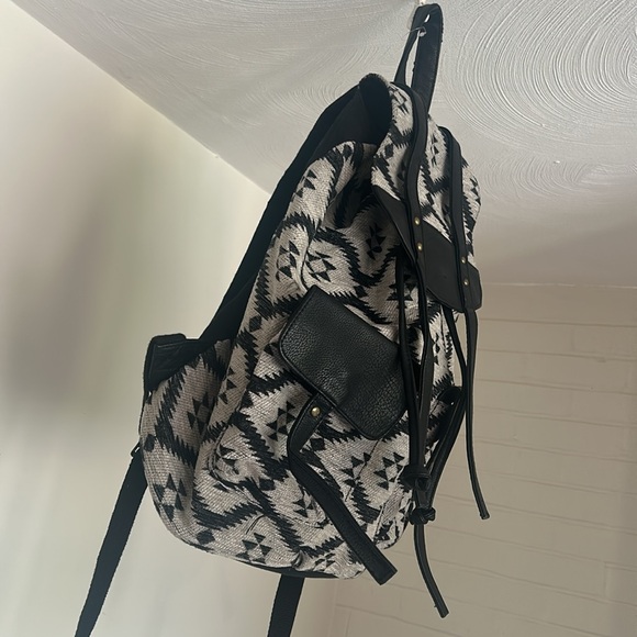 ▪️Geometric Pattern Backpack - Picture 2 of 7